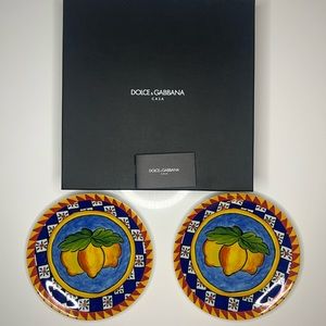 A set of 2 porcelain dessert plates